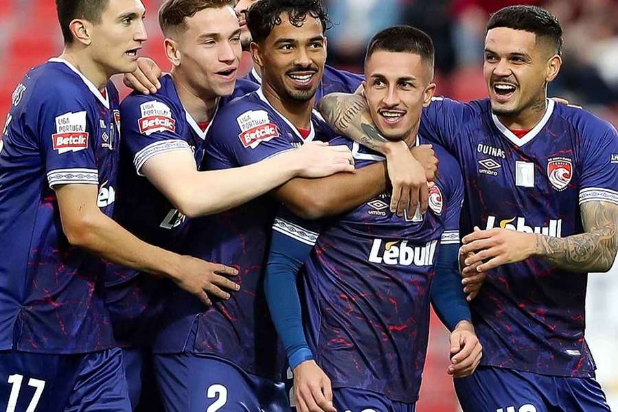 Ricardinho celebra com os colegas