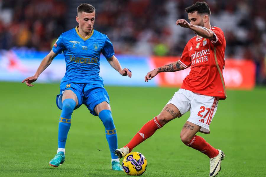 Maxime Dominguez, de azul, durante jogo da Liga Portugal