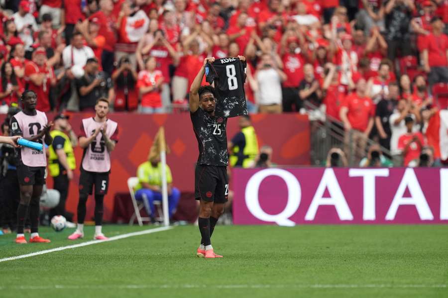 Saliba homenageia Koné após o quarto gol Saliba homenageia Koné após o quarto gol