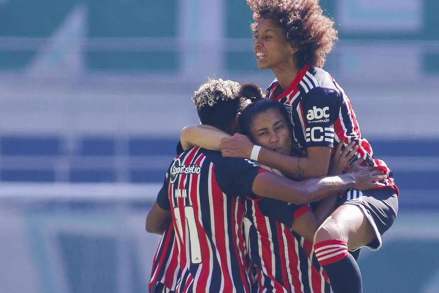 Rafa Mineira é celebrada após golaço no Allianz