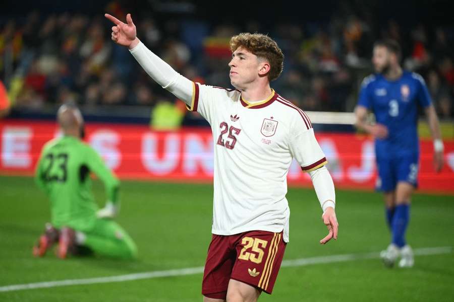 Víctor Muñoz celebra su primer gol con España