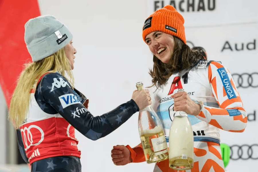 Shiffrinová gratuluje Vlhovej po triumfe vo Flachau.