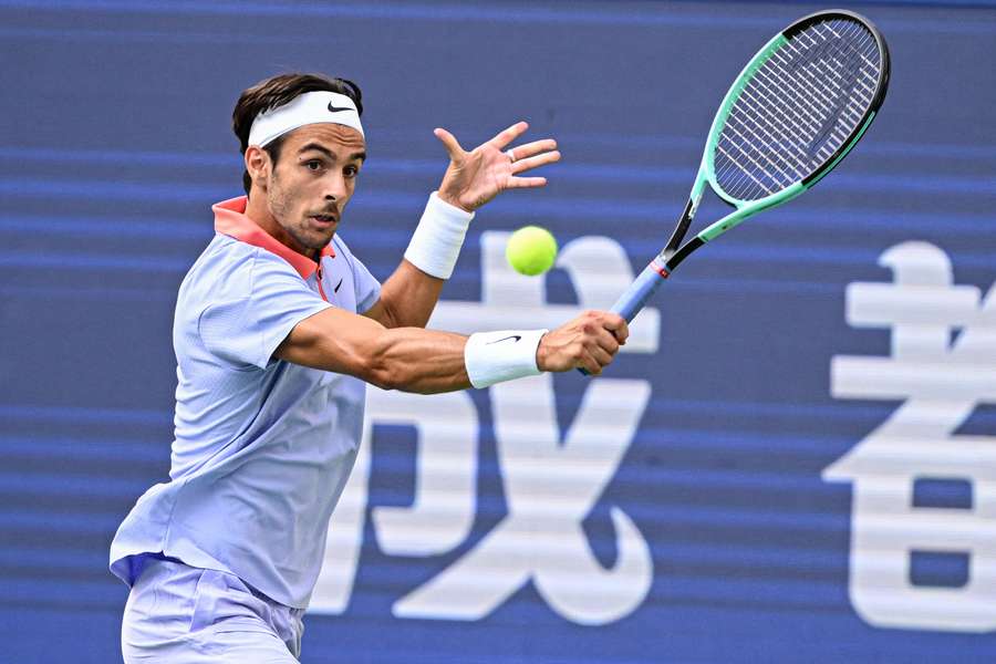 Lorenzo Musetti in azione a Chengdu