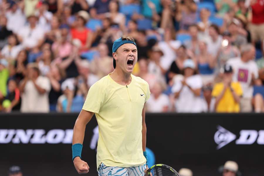 Holger Rune fik revanche for sin forfærdelige oplevelse ved sidste års Australian Open, da han tirsdag morgen dansk tid kom sikkert videre. 