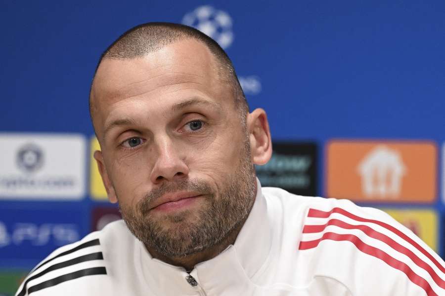 John Heitinga muss gehen. John Heitinga muss gehen.