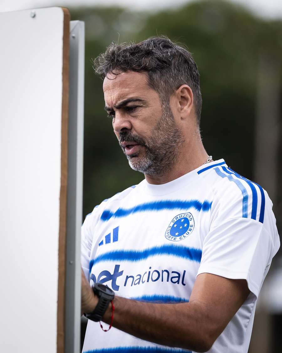 Artur Jorge durante treinamento na Toca da Raposa 2