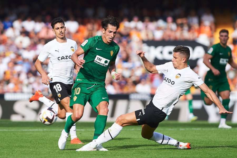 El Valencia cede terreno en La Liga ante el Elche