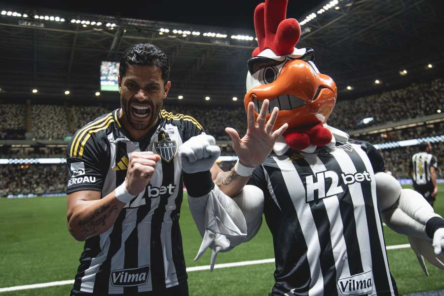 Hulk ao lado do mascote Galo Doido