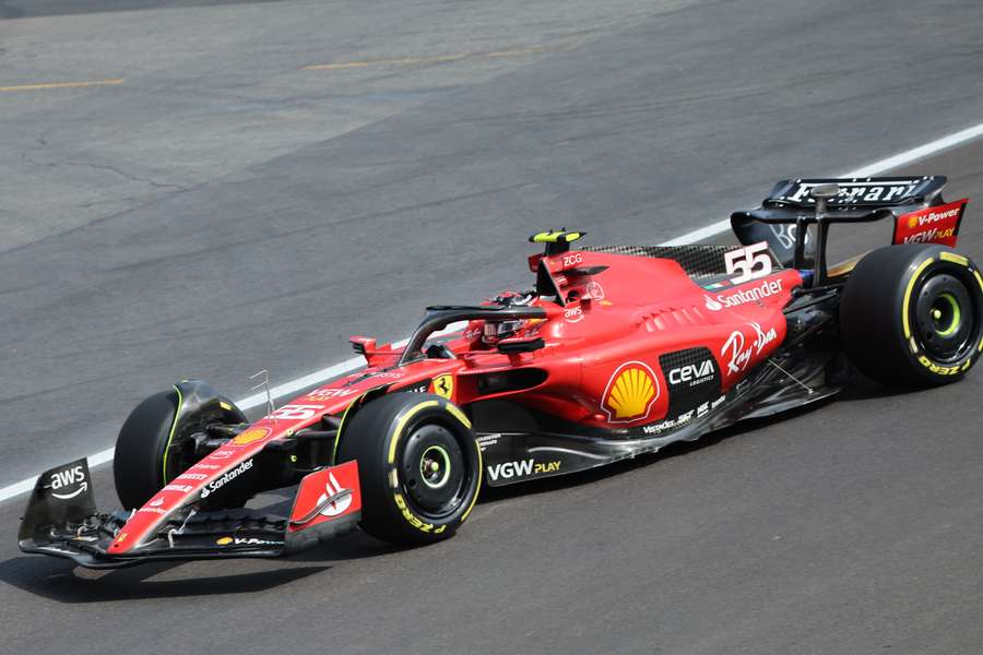 Carlos Sainz, quinto con su Ferrari en los Libres 1 de Miami