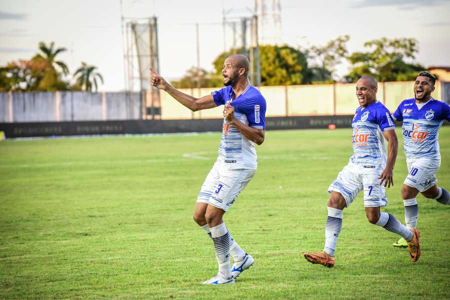 Allan Rosário fez dois gols de cabeça no primeiro tempo