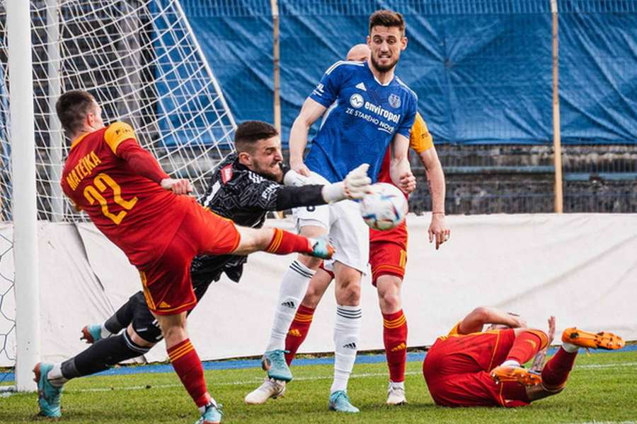 Dukla na domácím hřišti porazila Jihlavu. Dukla na domácím hřišti porazila Jihlavu.