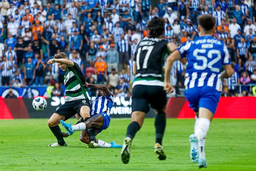 Francisco Trincão em ação no jogo com o FC Porto