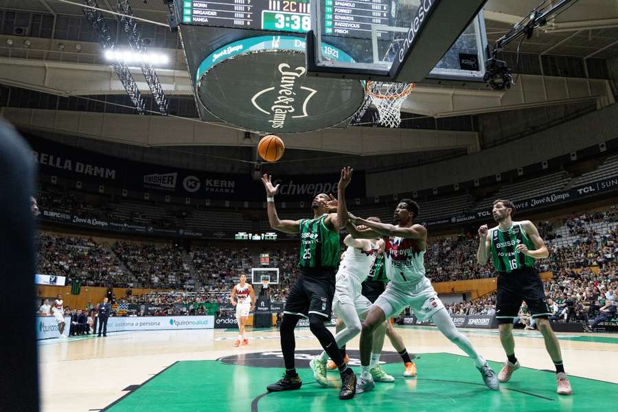 Yannis Morin pelea por un rebote ante Mamadi Diakité