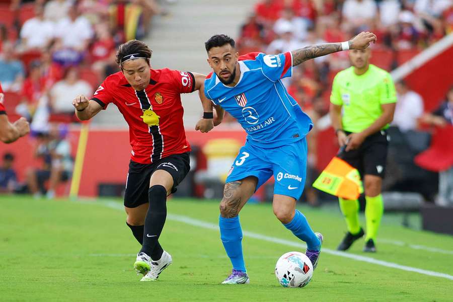 Atletico Madrid's Nico Gonzalez (R) vies with Real Mallorca's Takuma Asano