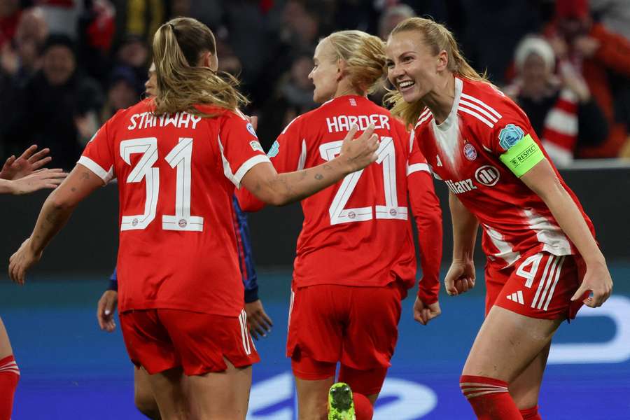 Die Bayern-Frauen feiern den Siegtreffer.