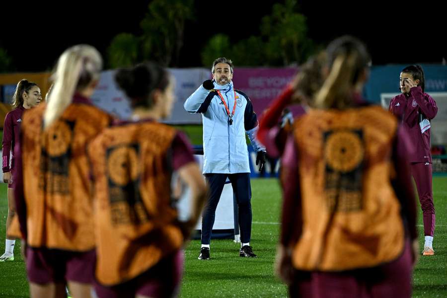 Vilda da órdenes durante un entrenamiento