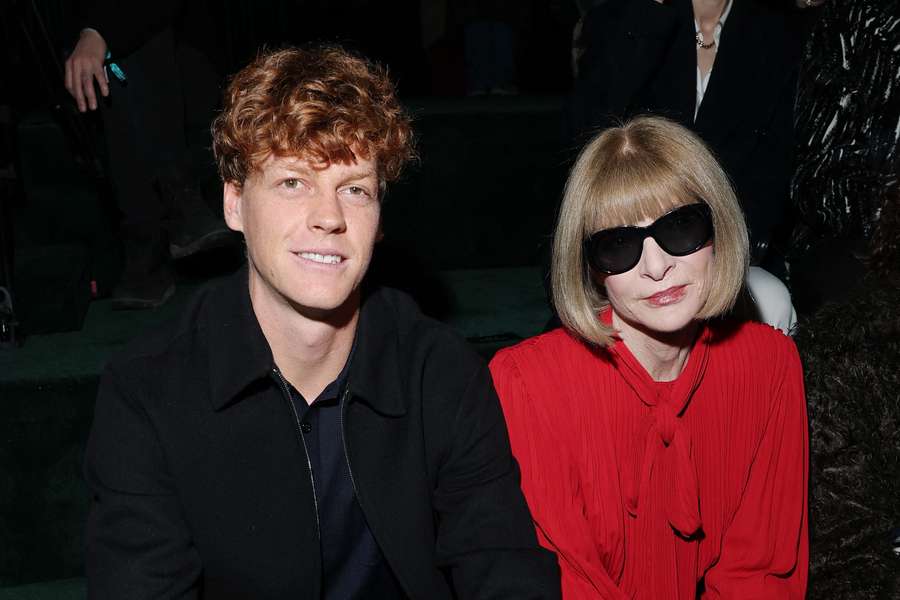 Jannik Sinner ao lado de Anna Wintour