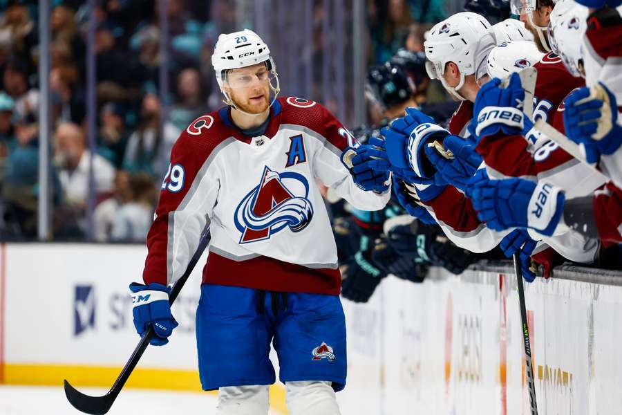 Nathan MacKinnon dosiahol svoj sedemstý bod v kariére. 