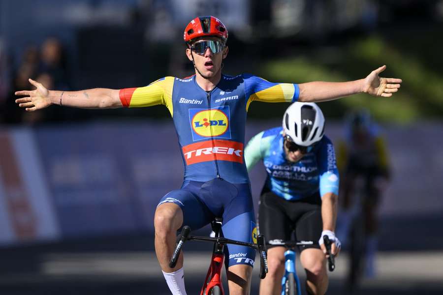Thibau Nys celebra su victoria en el Tour de Romandía