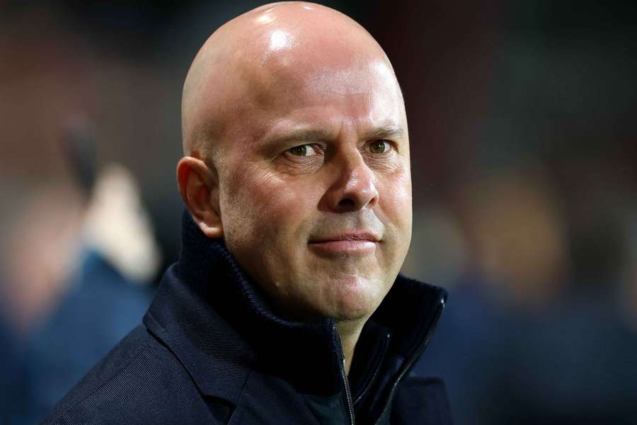 Carragher defends Slot's controversial trophy comments: He wants to be remembered Carragher defends Slot's controversial trophy comments: He wants to be remembered