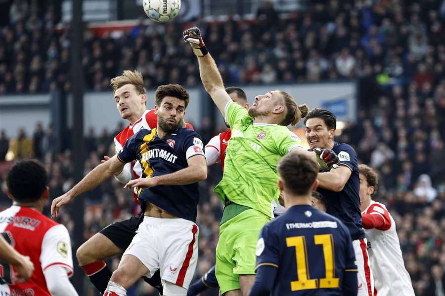 Unnerstall bokst een bal weg uit een corner