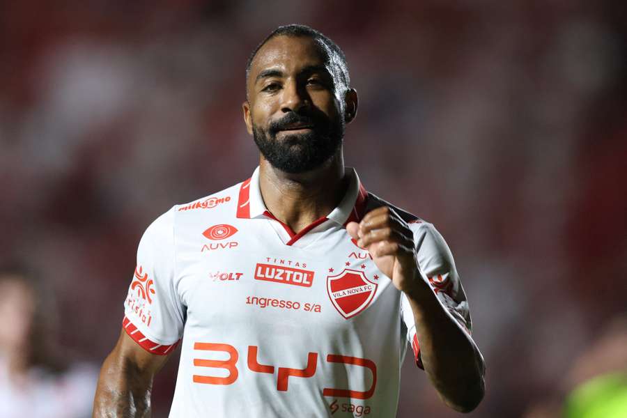 Everton Galdino marcou o primeiro gol do Vila