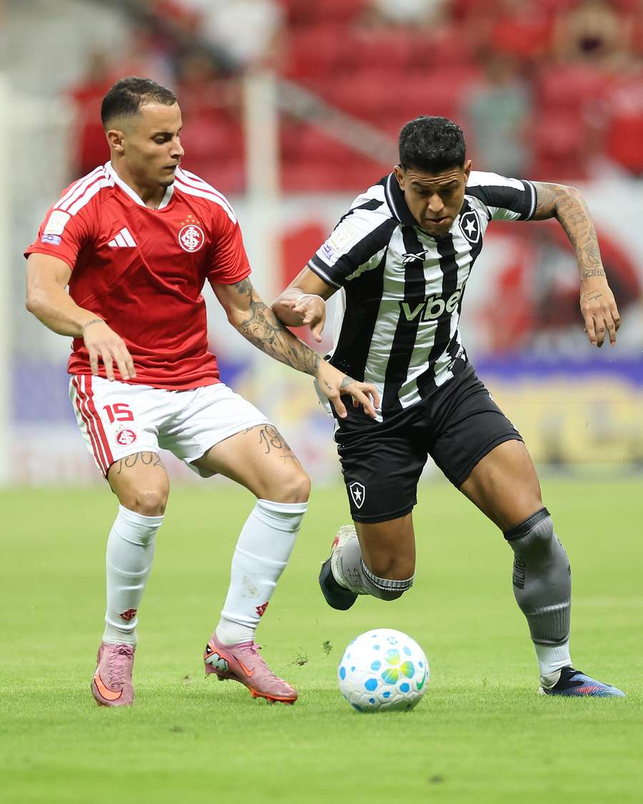 Matheus Martins e Bruno Gomes em Botafogo x Inter