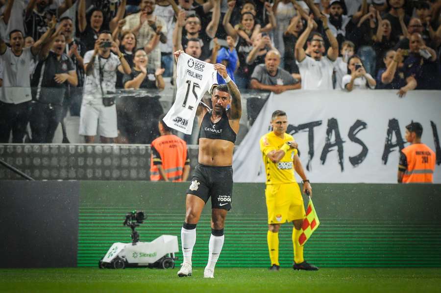 Paulinho vibra com primeiro gol após retorno de lesão