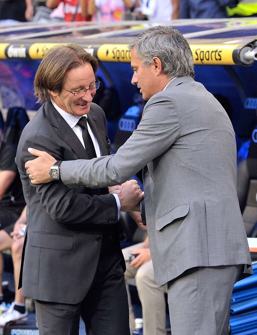 Anquela, dirigiendo al Granada, saluda a Mourinho cuando entrenaba al Real Madrid Anquela, dirigiendo al Granada, saluda a Mourinho cuando entrenaba al Real Madrid