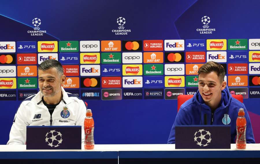 Sérgio e Francisco Conceição, pai e filho, em conferência de imprensa antes do jogo do FC Porto para a Liga dos Campeões