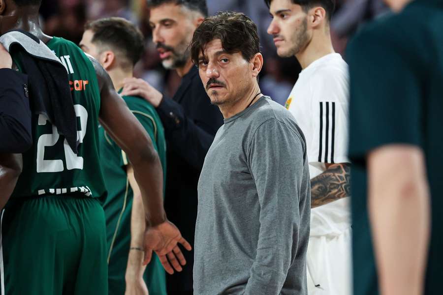 Dimitris Giannakopulos, presidente del Panathinaikos, con mirada desafiante en Valencia