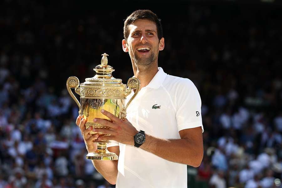 Novak Djokovic cu trofeul de la Wimbledon după ce a câștigat finala din 2018