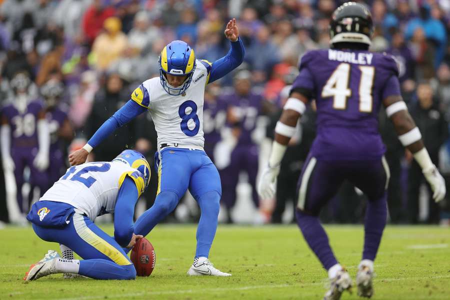 Havrisik doet een poging een field goal binnen te trappen voor de Rams tegen de Ravens