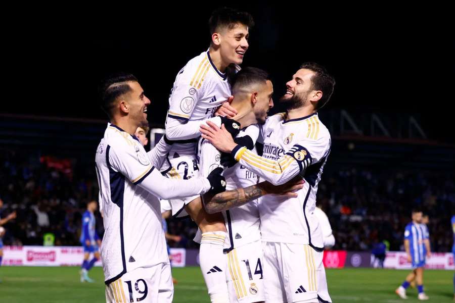 Los jugadores del Real Madrid celebran el 0-1.