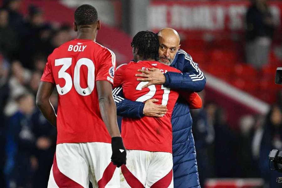 Nuno Espírito Santo of Nottingham Forest celebrates with Anthony Elanga at full-time