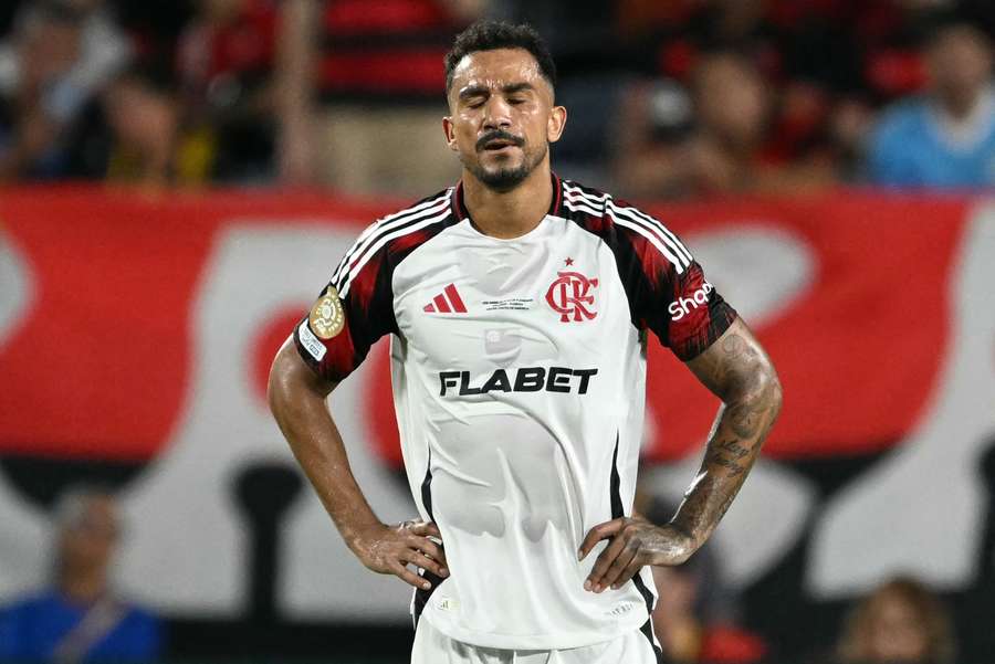 Danilo se lamenta sobre el césped.