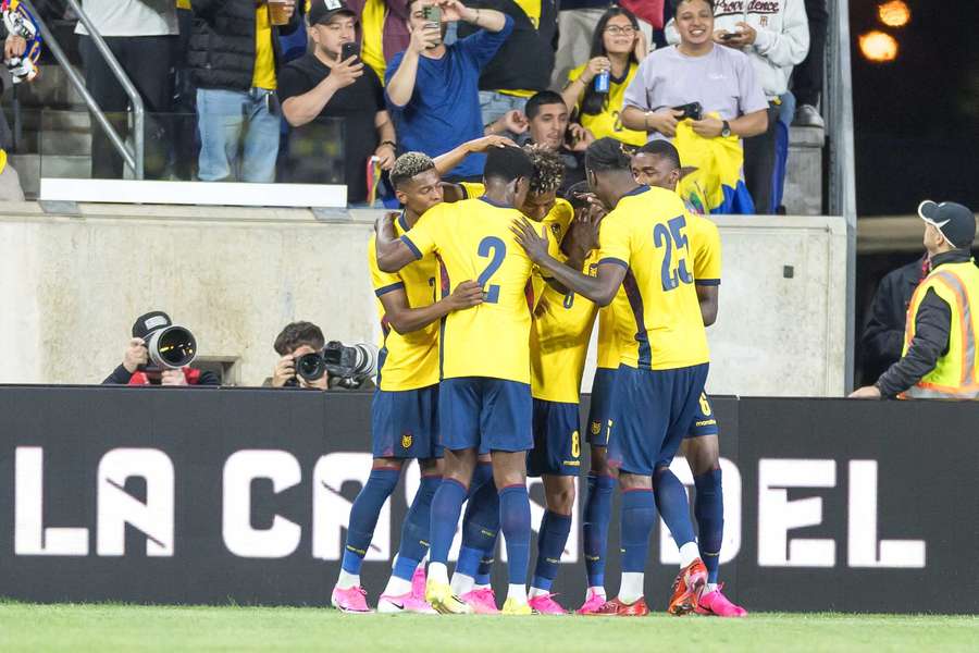 Les joueurs de l’Équateur célèbrent un but contre l’Arabie Saoudite Les joueurs de l’Équateur célèbrent un but contre l’Arabie Saoudite