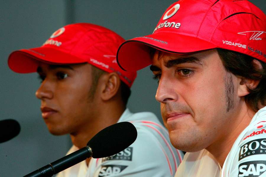 Hamilton en Alonso tijdens een persconferentie op 18 oktober 2007