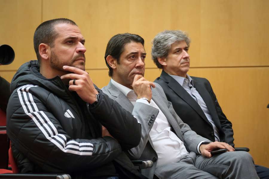 Presidente e diretor desportivo na conferência de imprensa Presidente e diretor desportivo na conferência de imprensa