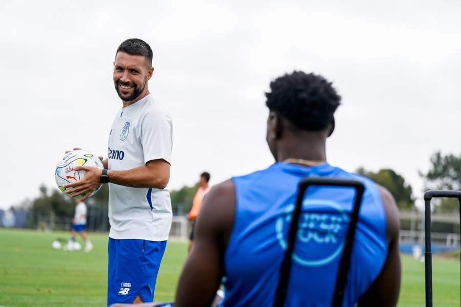 Farioli olha para Samu no treino Farioli olha para Samu no treino