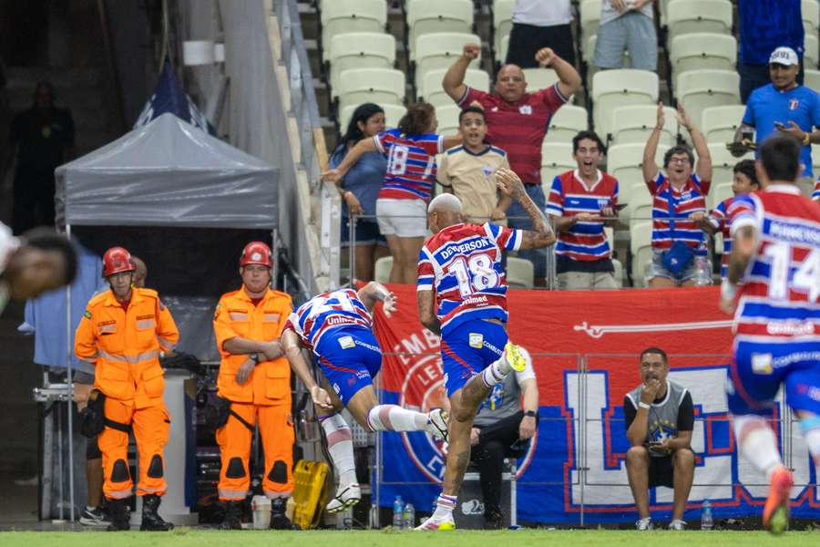 Momento en el que Deyverson empujó a Moisés