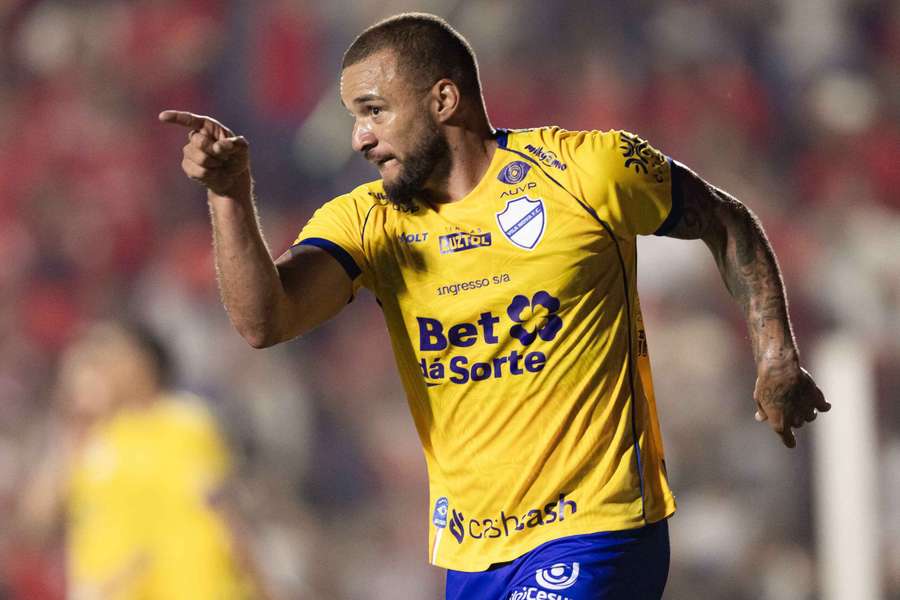 O Vila Nova venceu e assumiu a liderança da Série B O Vila Nova venceu e assumiu a liderança da Série B
