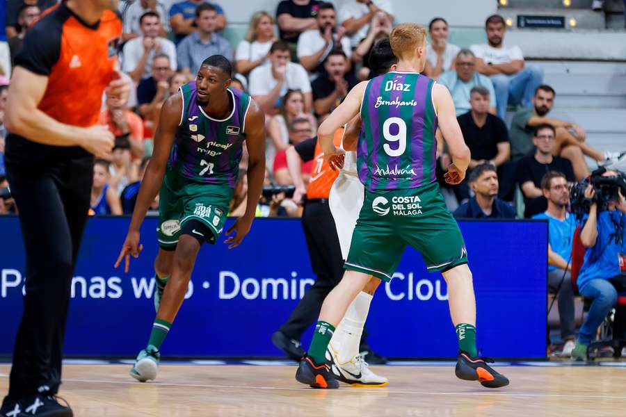 Yankuba Sima celebra um cesto com Alberto Díaz em segundo plano