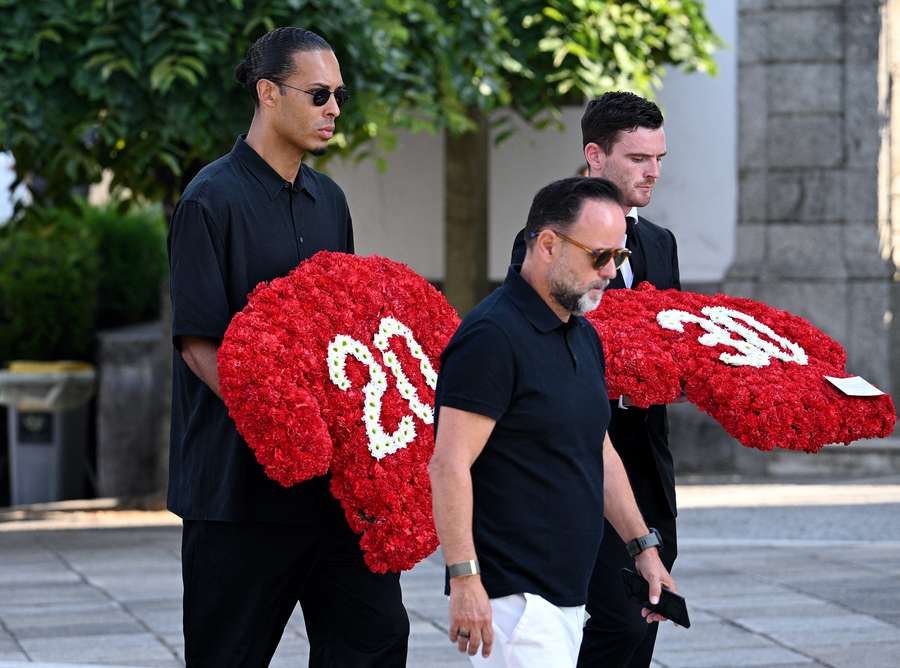 Van Dijk e Robertson rendono omaggio a Diogo Jota e André Silva
