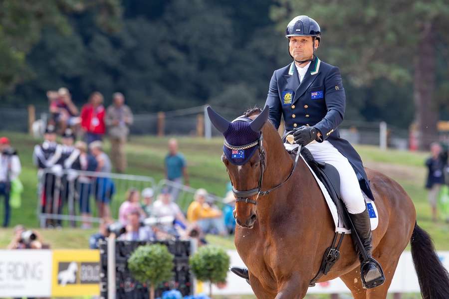 Hier reitet der Star noch in gewöhnlicher Montur.