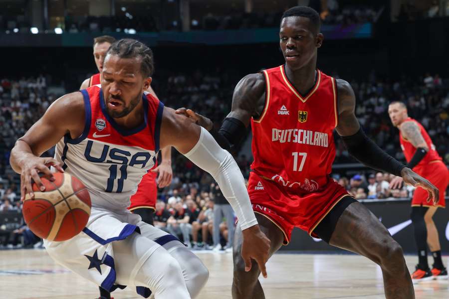 Deutschlands Dennis Schröder (r.) im Duell mit dem US-Amerikaner Jalen Brunson