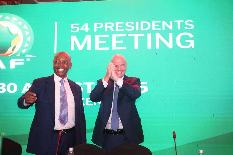 Patrice Motsepe, presidente da CAF, com Gianni Infantino