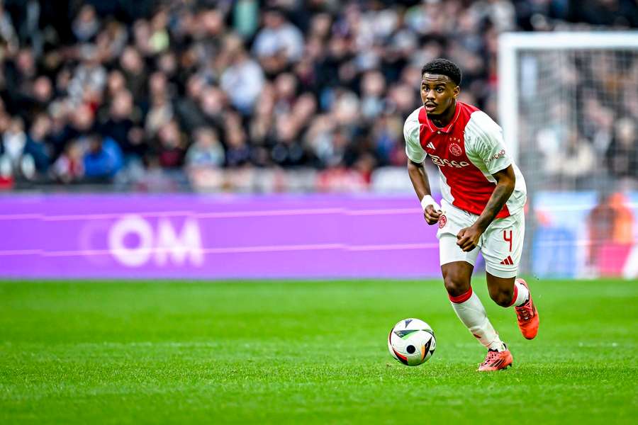 Jorrel Hato, defesa de 18 anos do Ajax