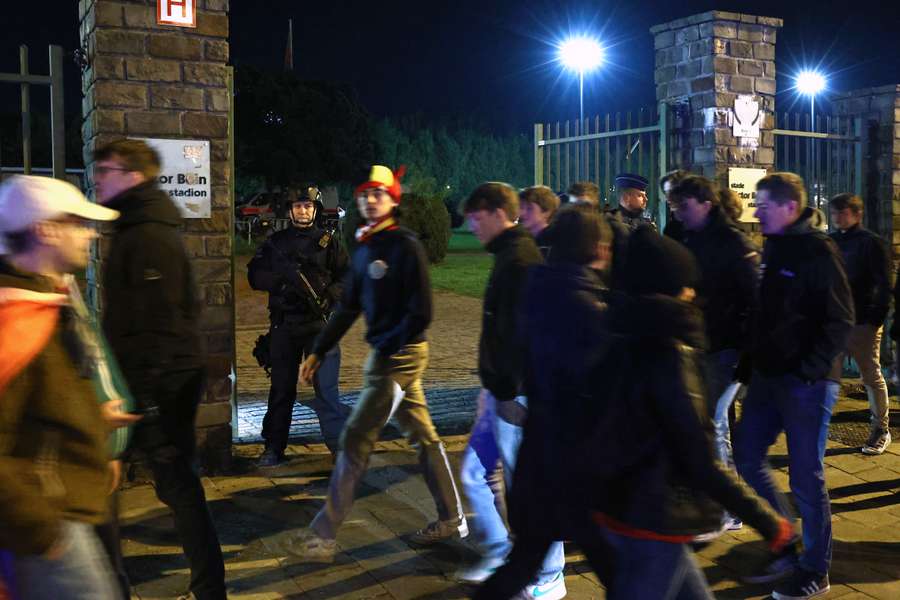 Aficionados abandonan el estadio escoltados por la policía