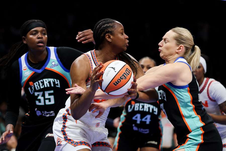 Leonie Fiebich (r.) im Einsatz für New York Liberty